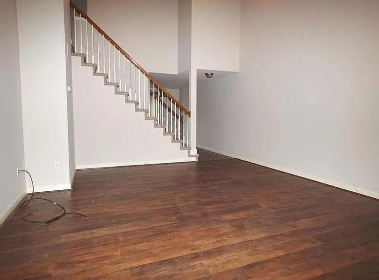 1115 Birchwood Dr — Photo 3