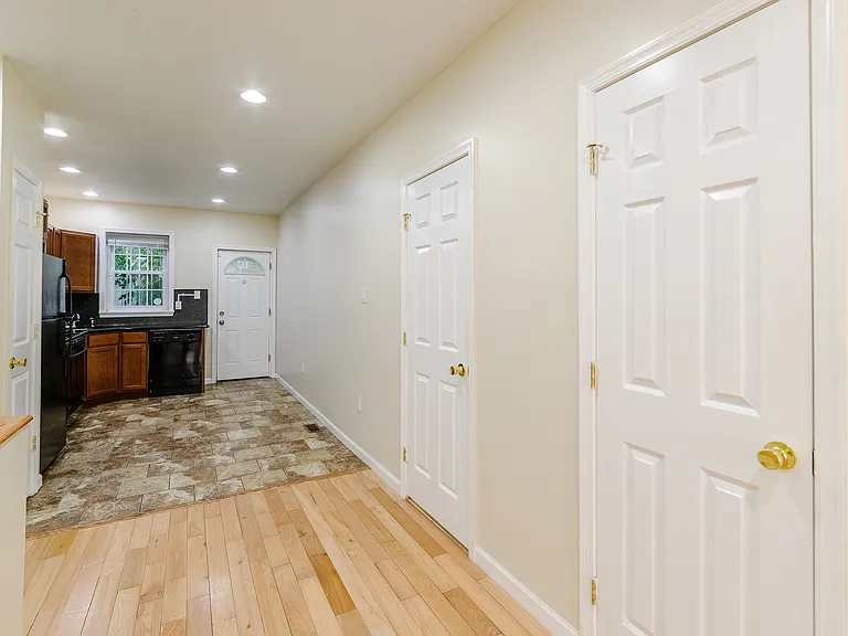 2134 Sears St — Photo 8