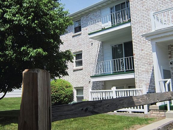 2nd image of 1113 Main St #D109e7119