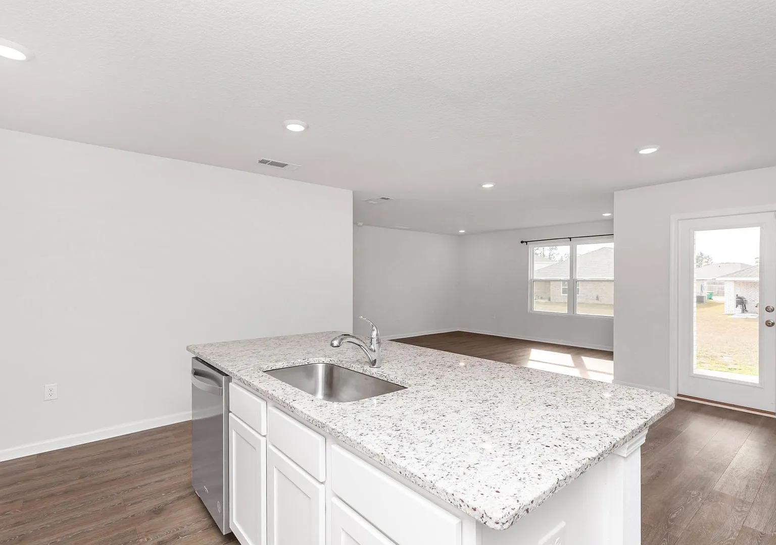 Available Now 4br/2ba South Crestview Home — Photo 4