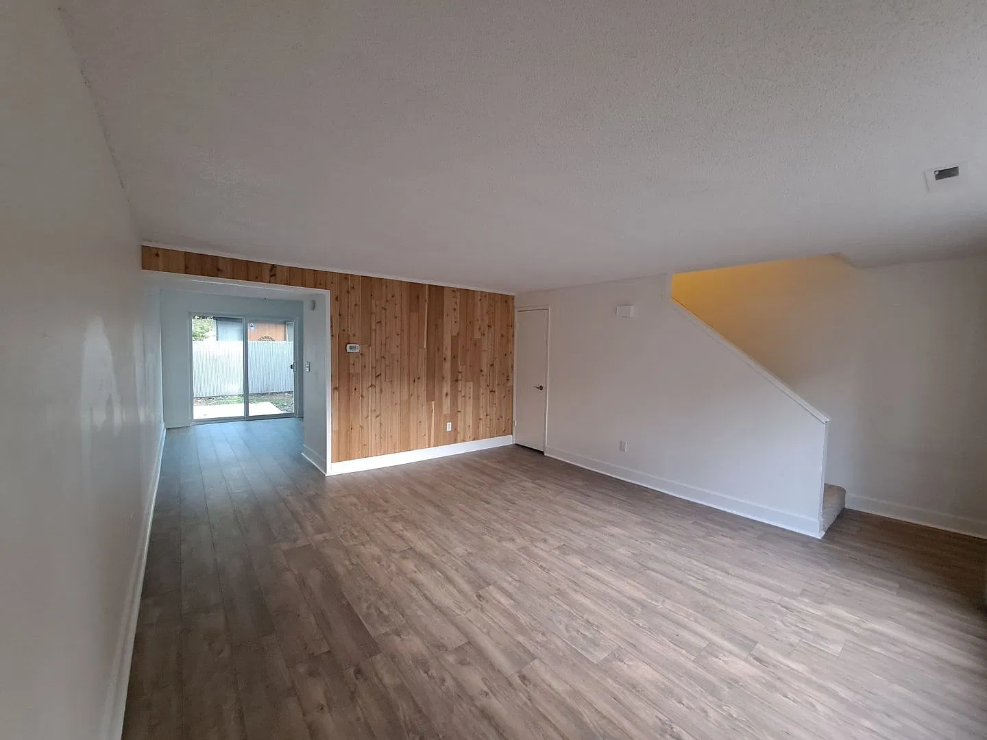 3 Bed, 1.5 Bath Townhouse Close to Schools and Medical - Medford — Photo 2