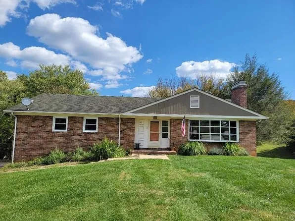 221 Alderman St, Galax, VA 24333