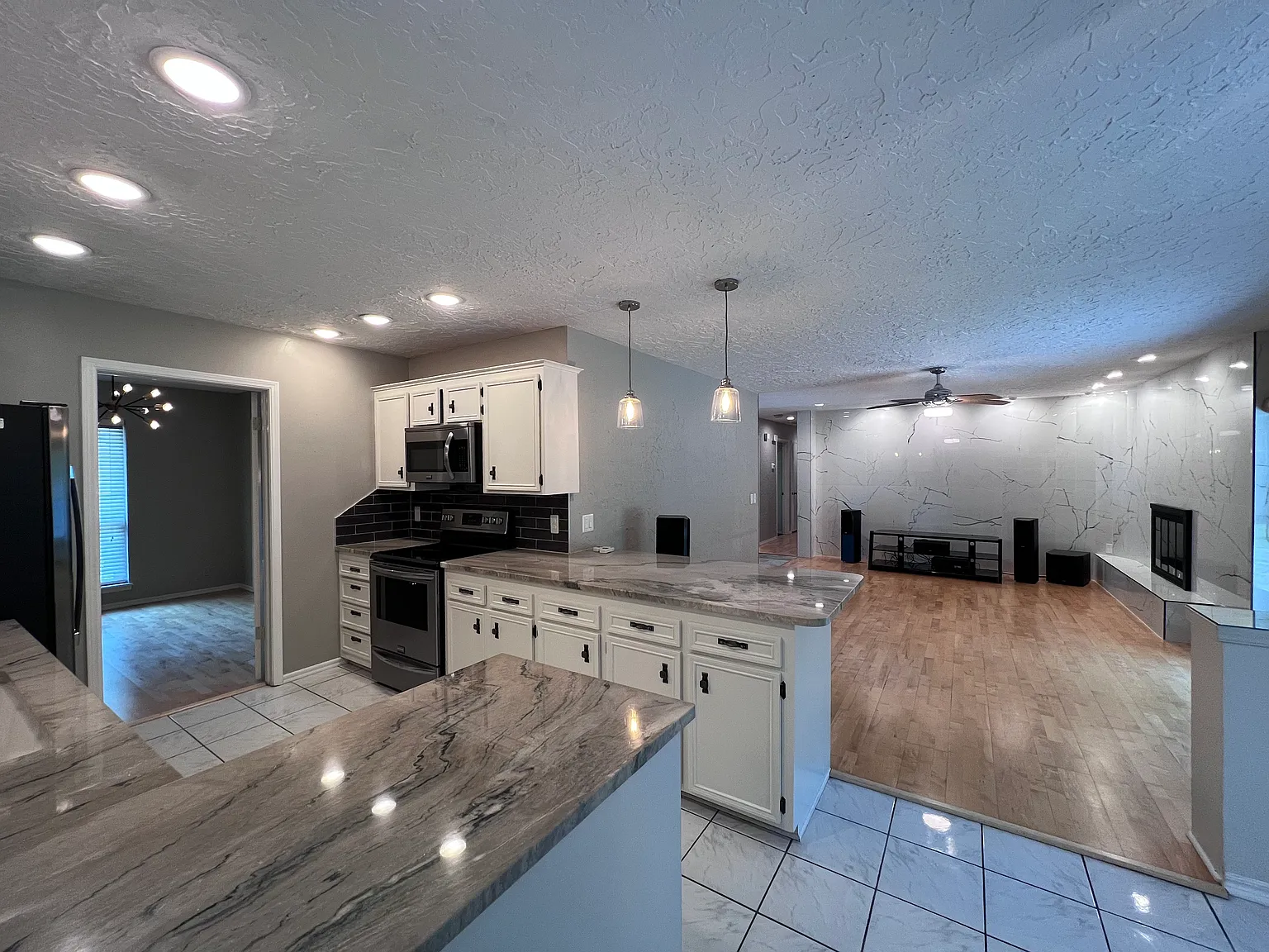 3 bed, 2.5 bath, 2222 sqft, $2,500 — Photo 2