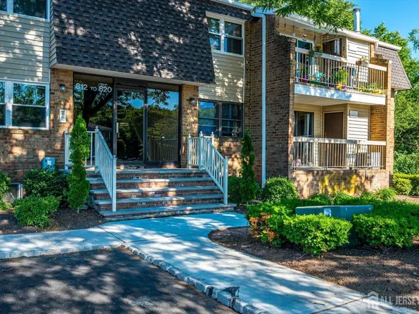 812 Sharon Garden Ct, Woodbridge, NJ 07095