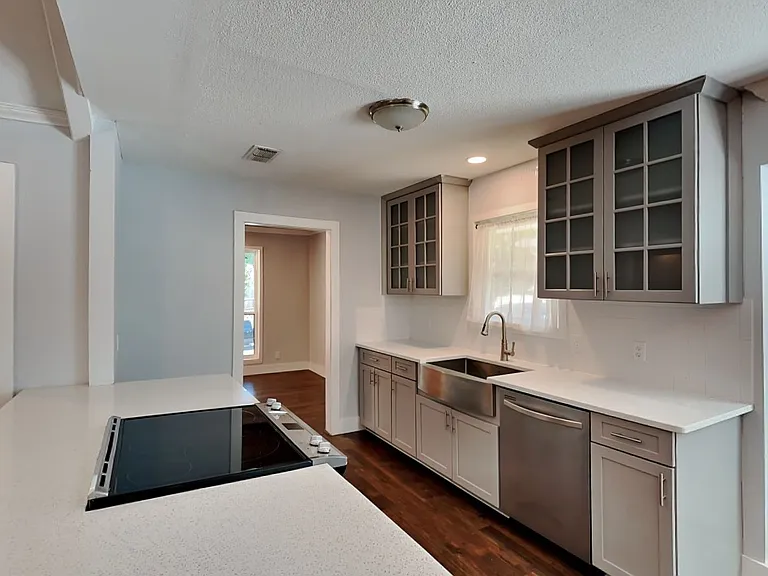 3704 Astoria Dr — Photo 6