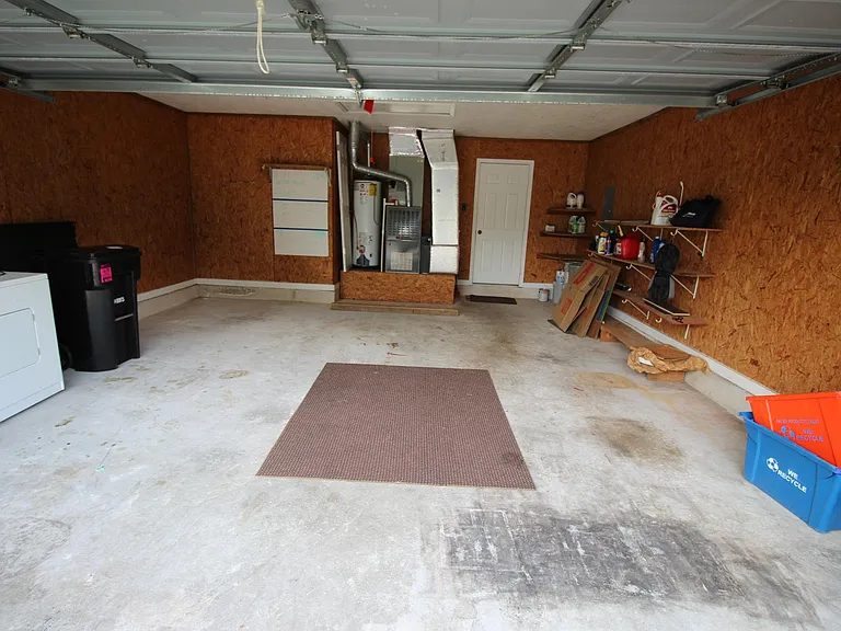 S7713-25 - Garage inside