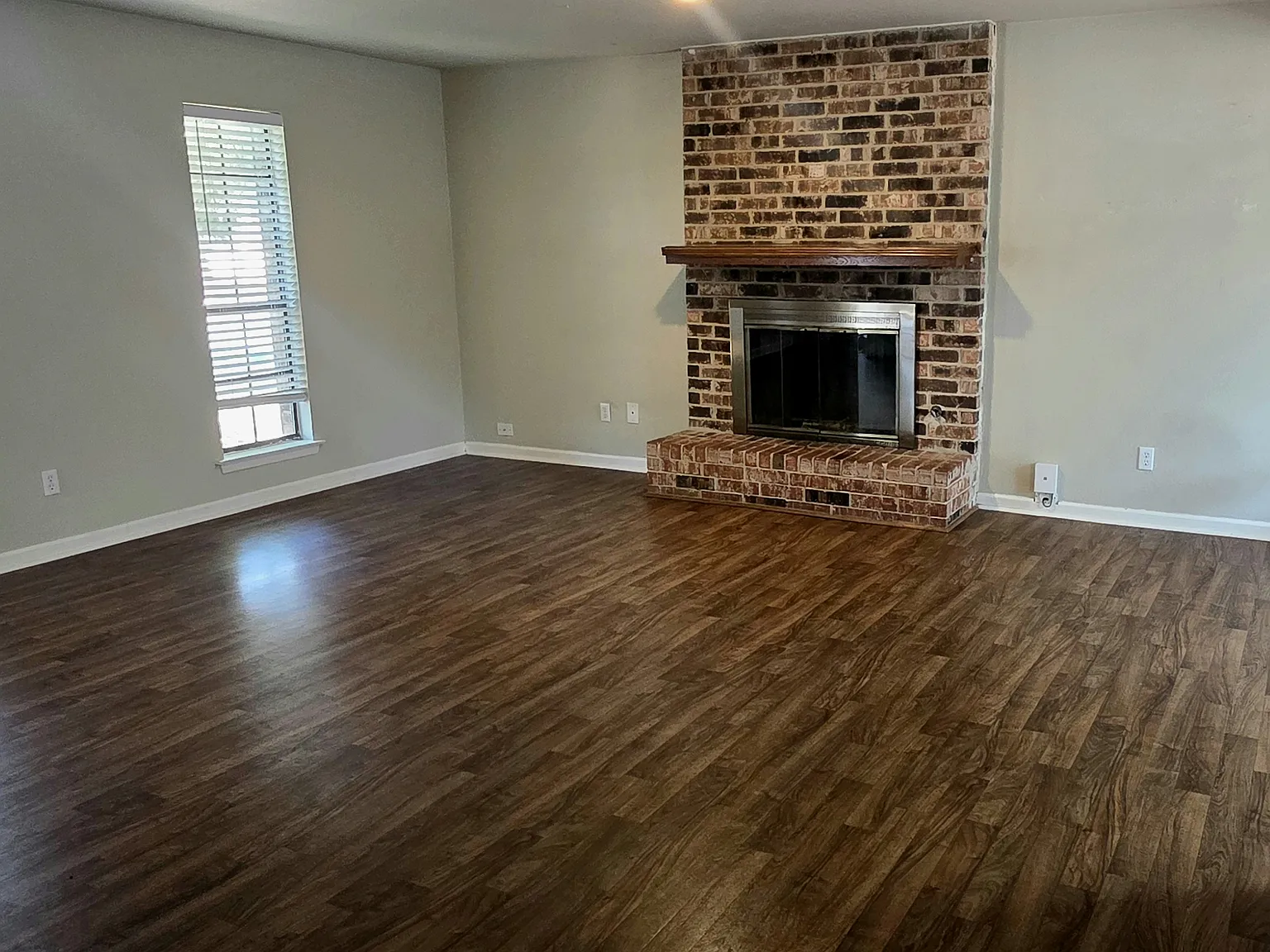 4 bed, 2.5 bath, 1900 sqft, $2,295 — Photo 2