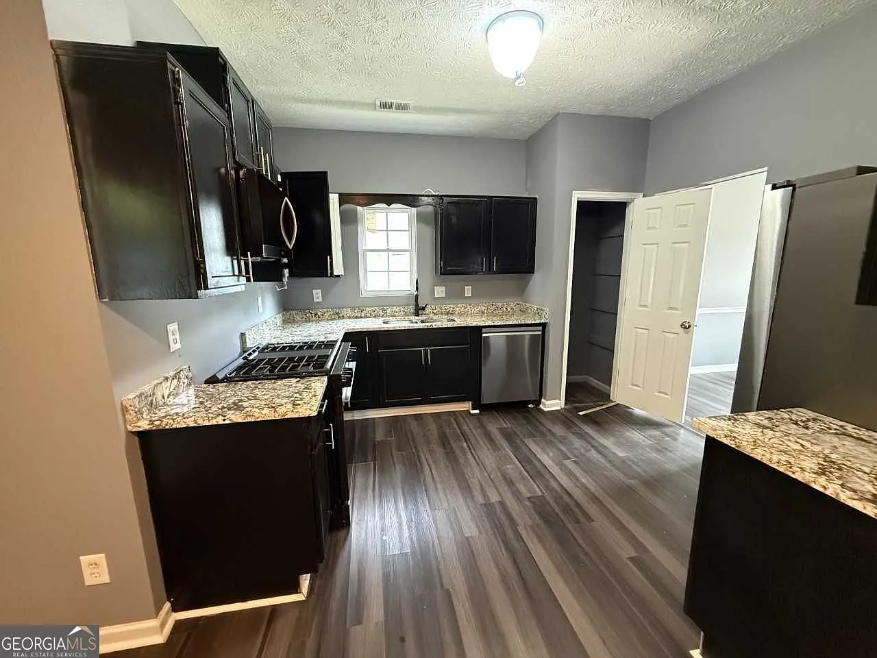 3 bed, 2.5 bath, 1999 sqft, $2,000 — Photo 4