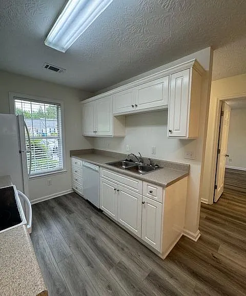 133 Hillsborough Ln — Photo 3