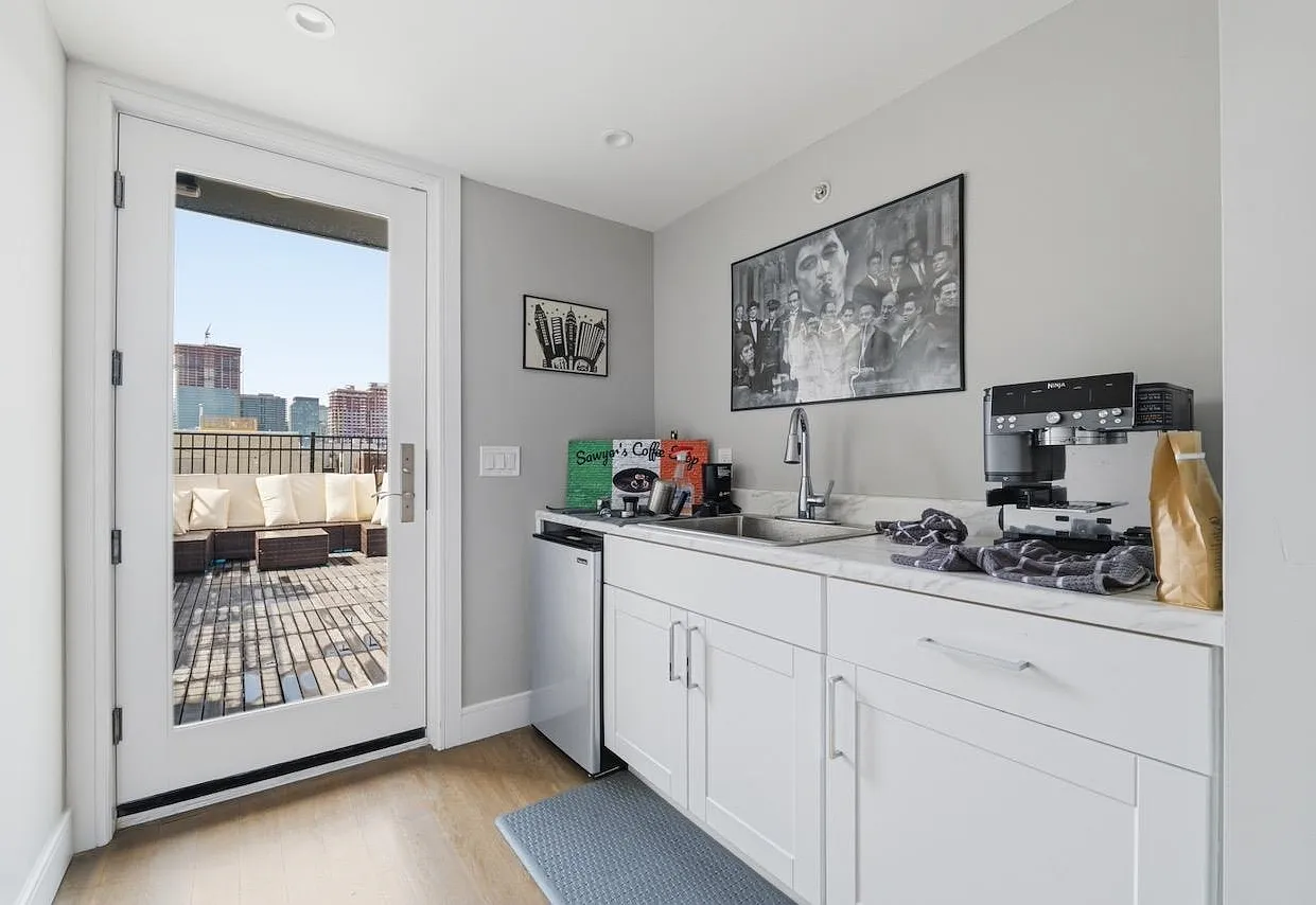 3 bed, 2.0 bath, $6,800 — Photo 2