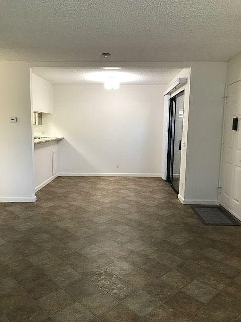 Dining room, 1/2