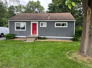 5160 Hatchery Rd, Waterford, MI 48329