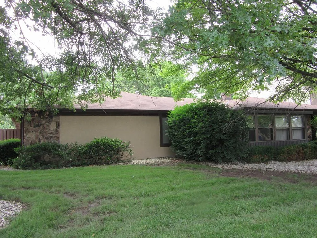 1332 Yorkland Rd photo 1