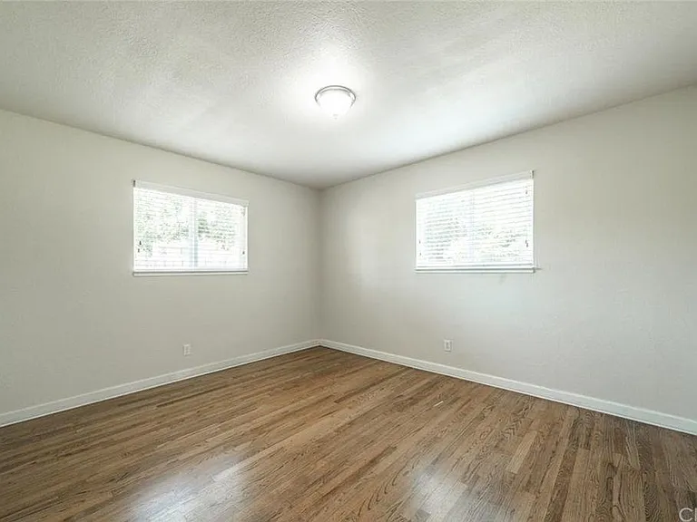 827 W 2nd Ave — Photo 8
