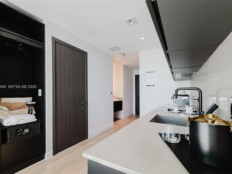 20 NE 11th St #4807B — Photo 11