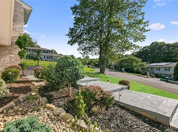5th image of 27 Ivy Ln