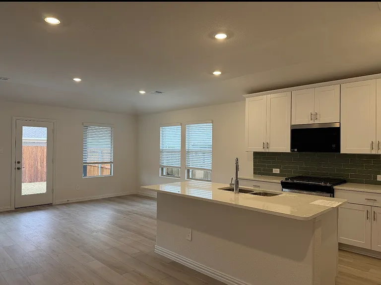 716 Edgehurst Dr — Photo 7