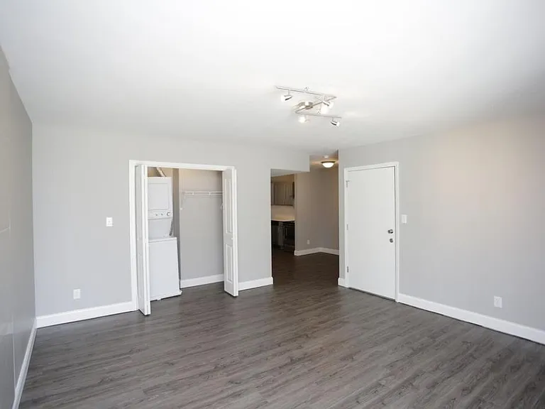 100 W 38th St #19 — Photo 1