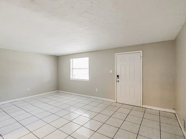 2418 SW 6th Ct — Photo 5