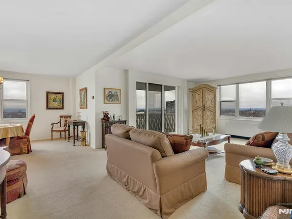 2000 Linwood Ave APT 10J, Fort Lee, NJ 07024