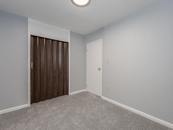 5th image of 9612 Manhattan Dr