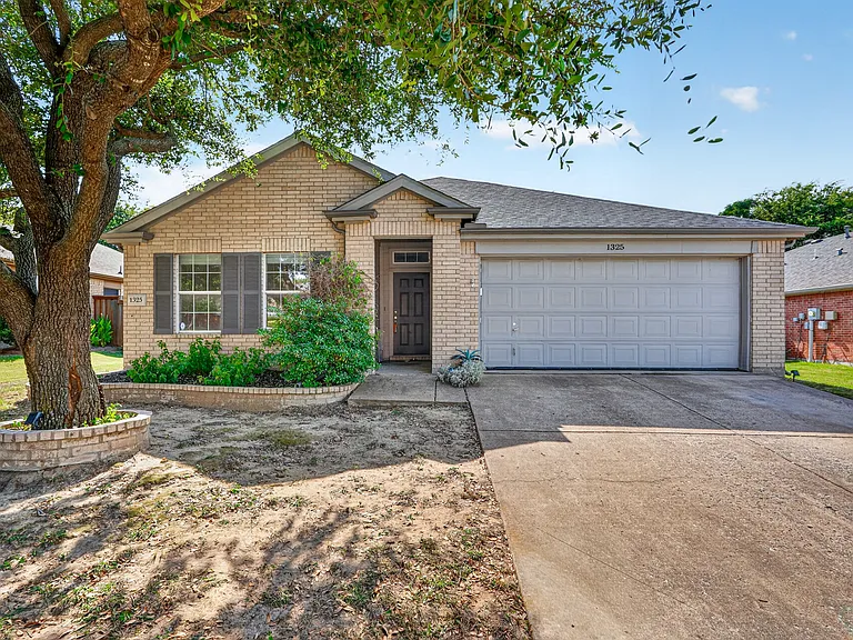 1325 Periwinkle Dr — Photo 2