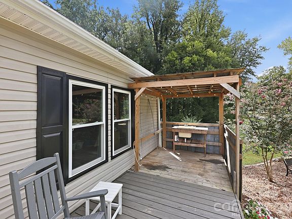 3rd image of 111 Linda Ave