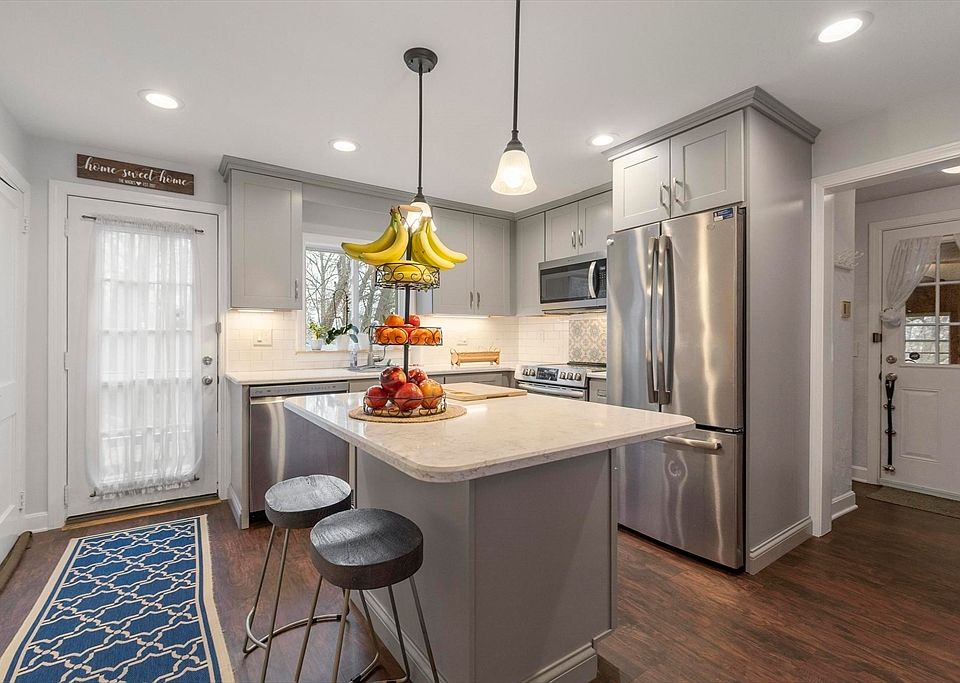 1st image of 33 Eastford Rd