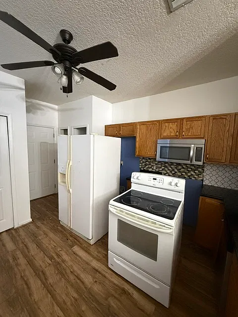 2 bed, 2.5 bath, 1295 sqft, $1,495 — Photo 2
