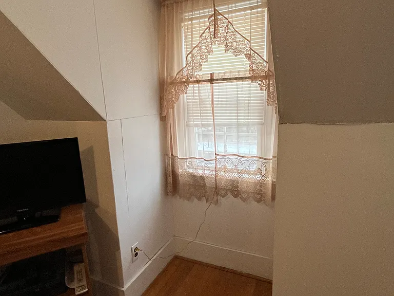 321 Linn St — Photo 15