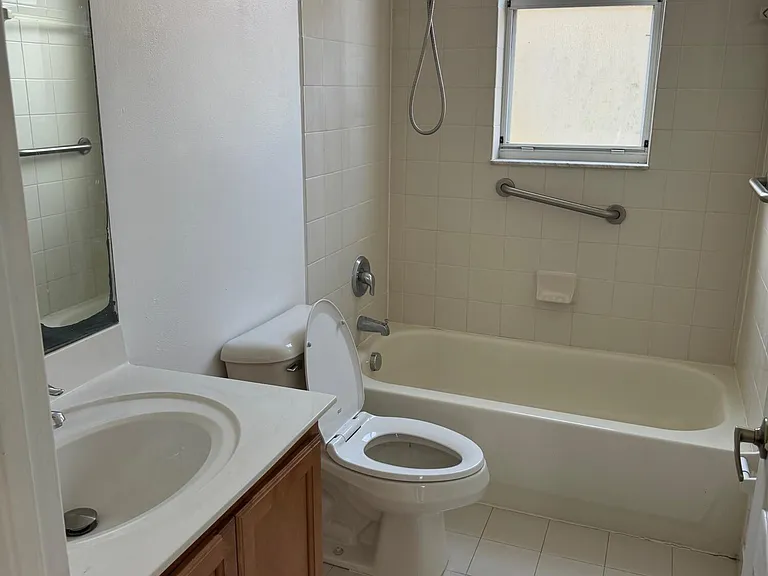 3977 NE 11th Dr — Photo 10