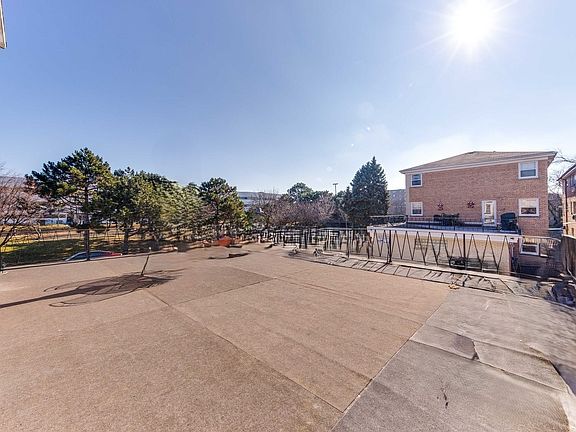 3rd image of 8501 W Catalpa Ave APT 2S