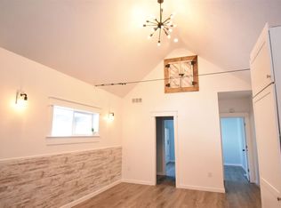 175 1/2 Courtland St, Rockford, MI