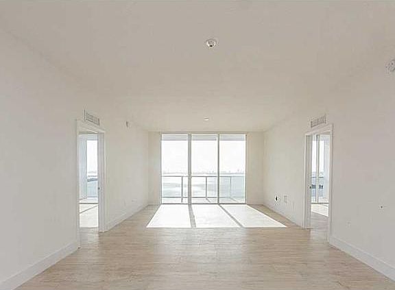 4th image of 600 Ne 27 St #2703
