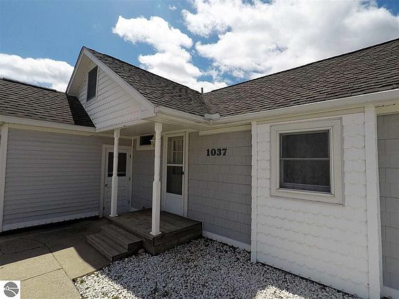 3rd image of 1037 E Lake Mitchell Dr