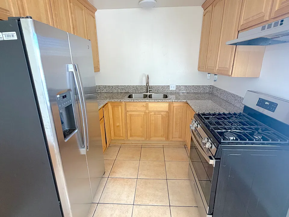 1253 N Mansfield Ave #4