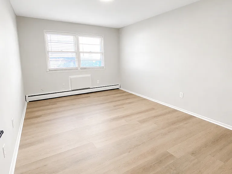 Town House Apts — Photo 8