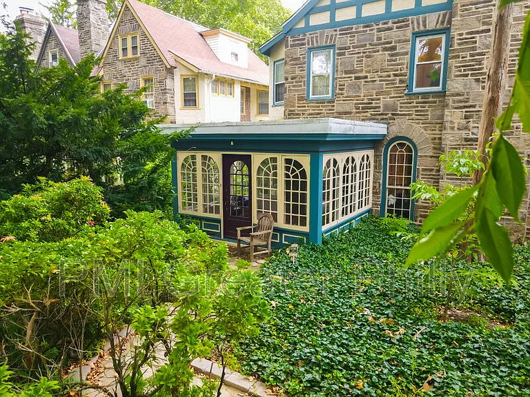 7127 Lincoln Dr — Photo 1