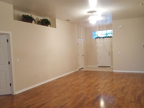 great room w/ plant ledges