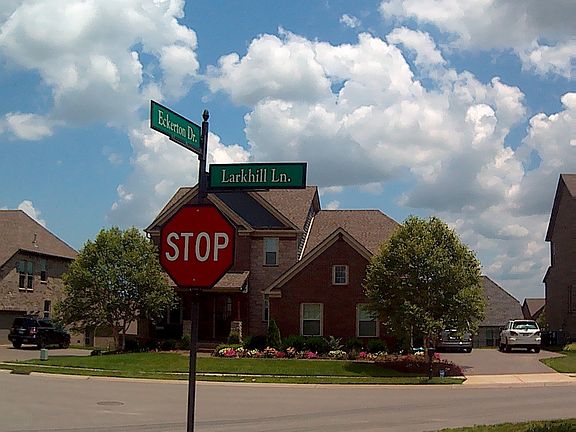 4th image of 412 Larkhill Ln