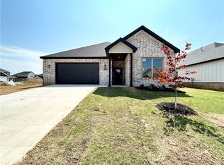 1040 Bootleg Rd, Centerton, AR 72719