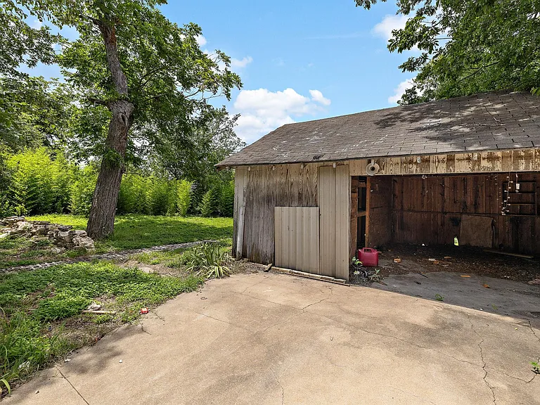 1301 Sloan St — Photo 26