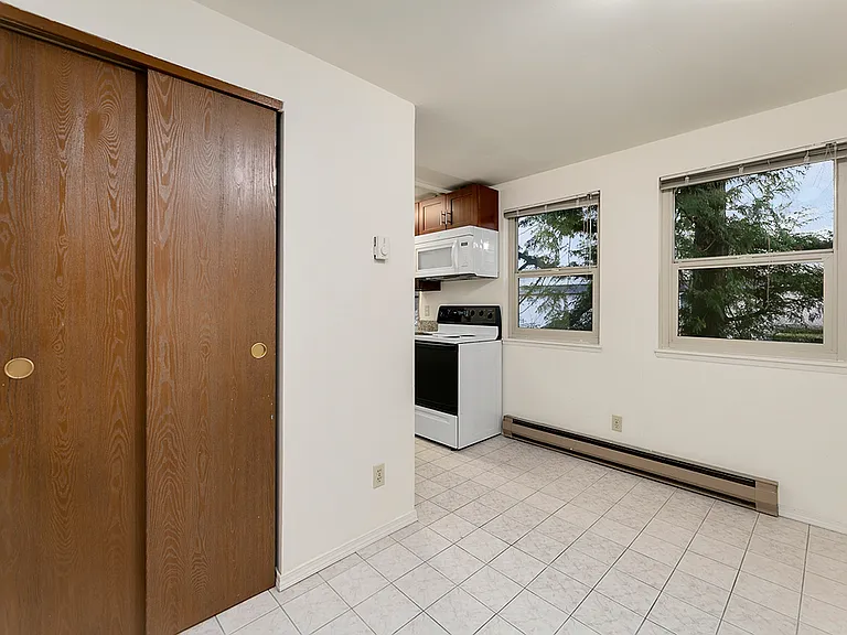 4230 8th Ave NE — Photo 7