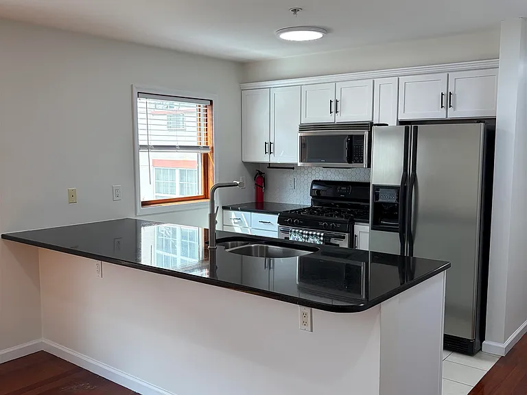 209 40th St #3C — Photo 6