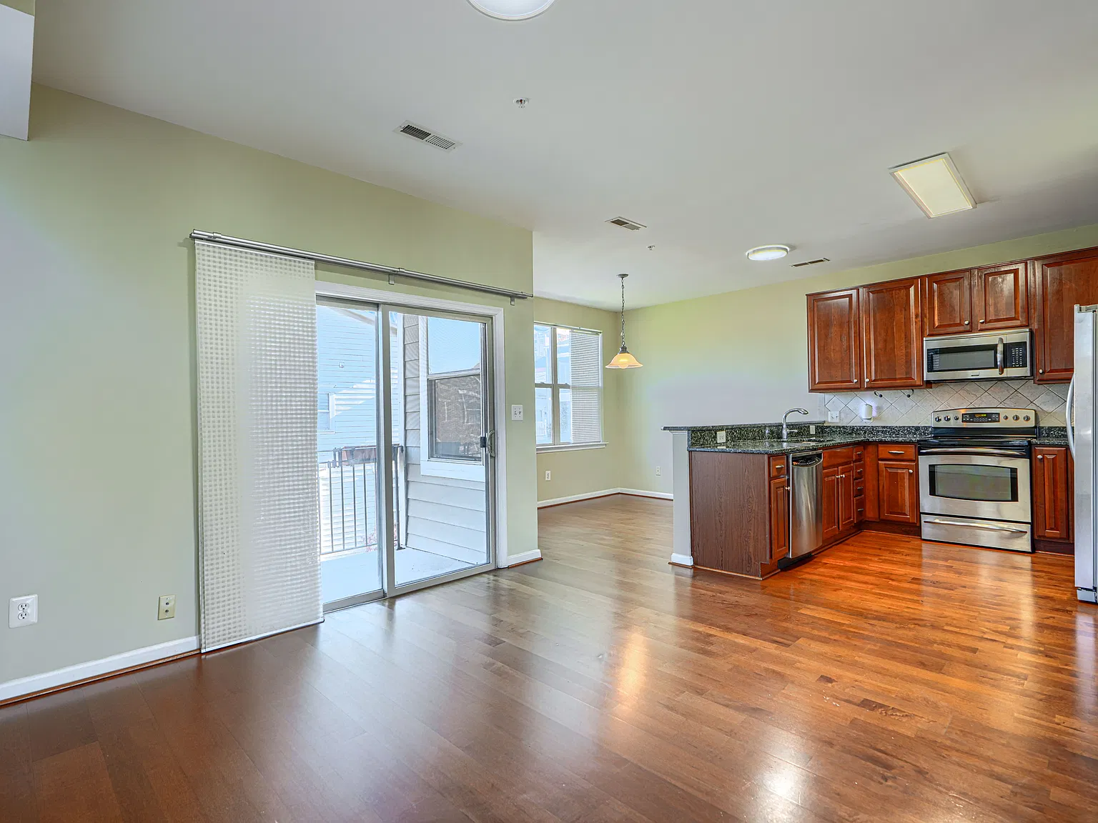 3 bed, 2.5 bath, 2025 sqft, $2,700 — Photo 3