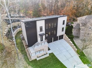 6111 Persimmon Ct, Parkville, MO 64152