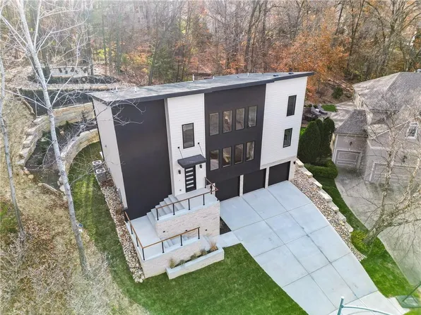 6111 Persimmon Ct, Parkville, MO 64152