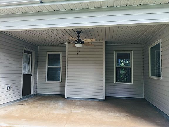 Covered back porch (empty)