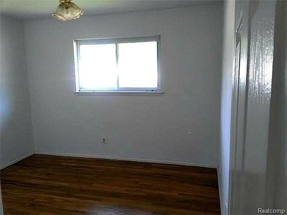 5th image of 692 E Cowan Ave