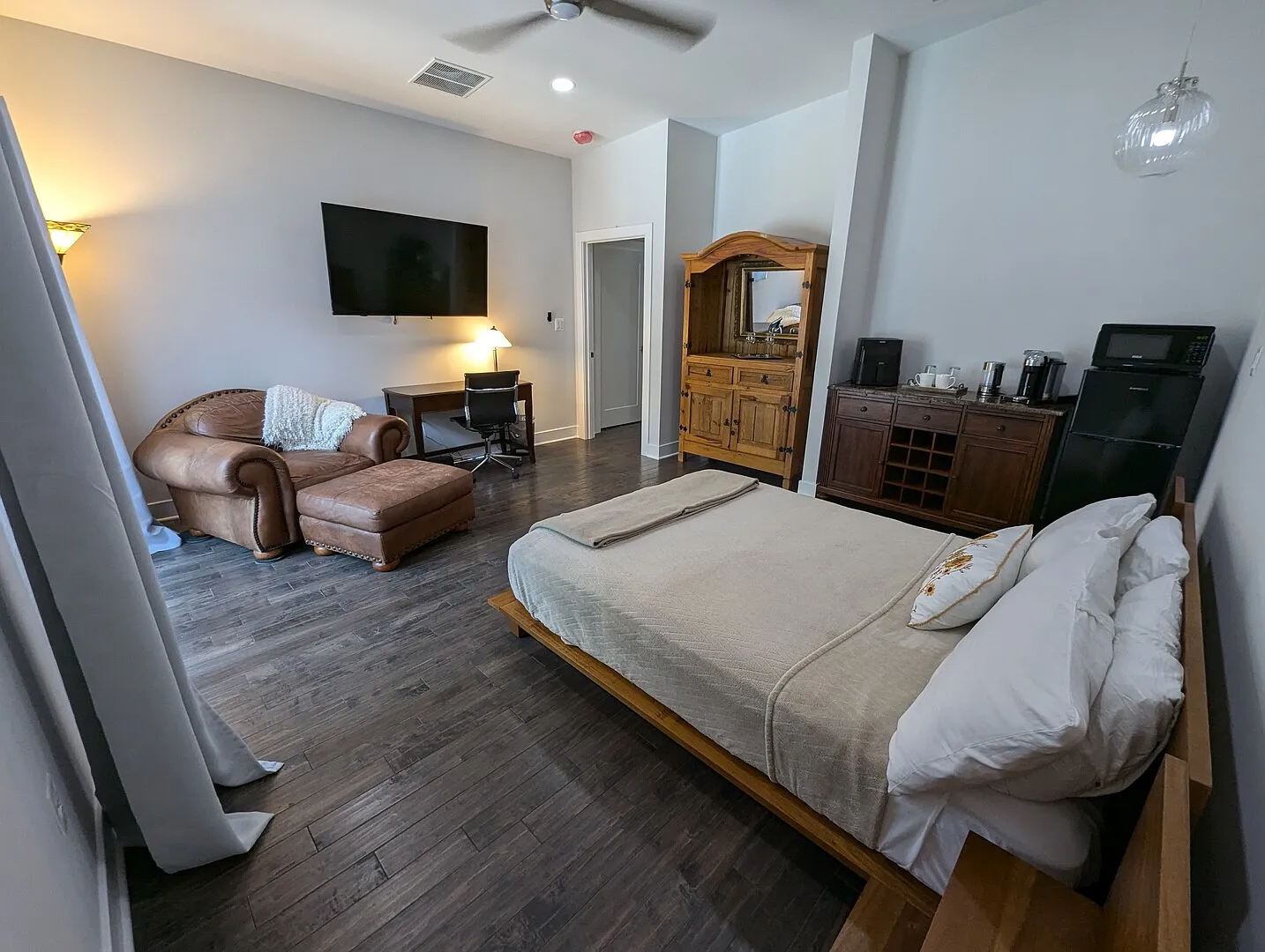 Quiet modern studio with balcony in the woods of Fairfax Station — Photo 4